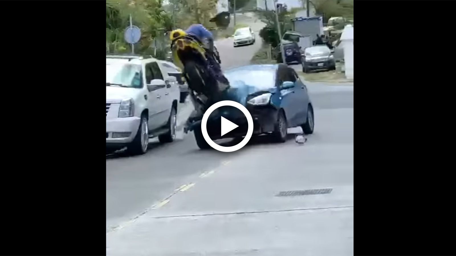 VIDEO: Τύπος κάνει σούζα με TMAX και καρφώνεται σε αυτοκίνητο