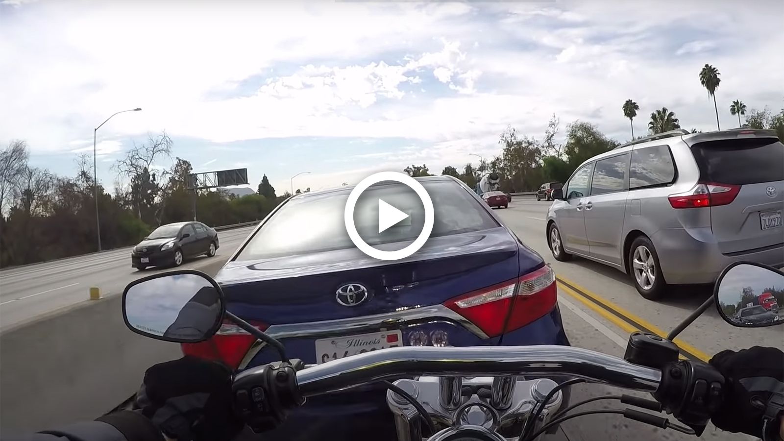 VIDEO: Αυτοκίνητο «σφάζει» λωρίδα και παραλίγο σκοτώνει αναβάτη