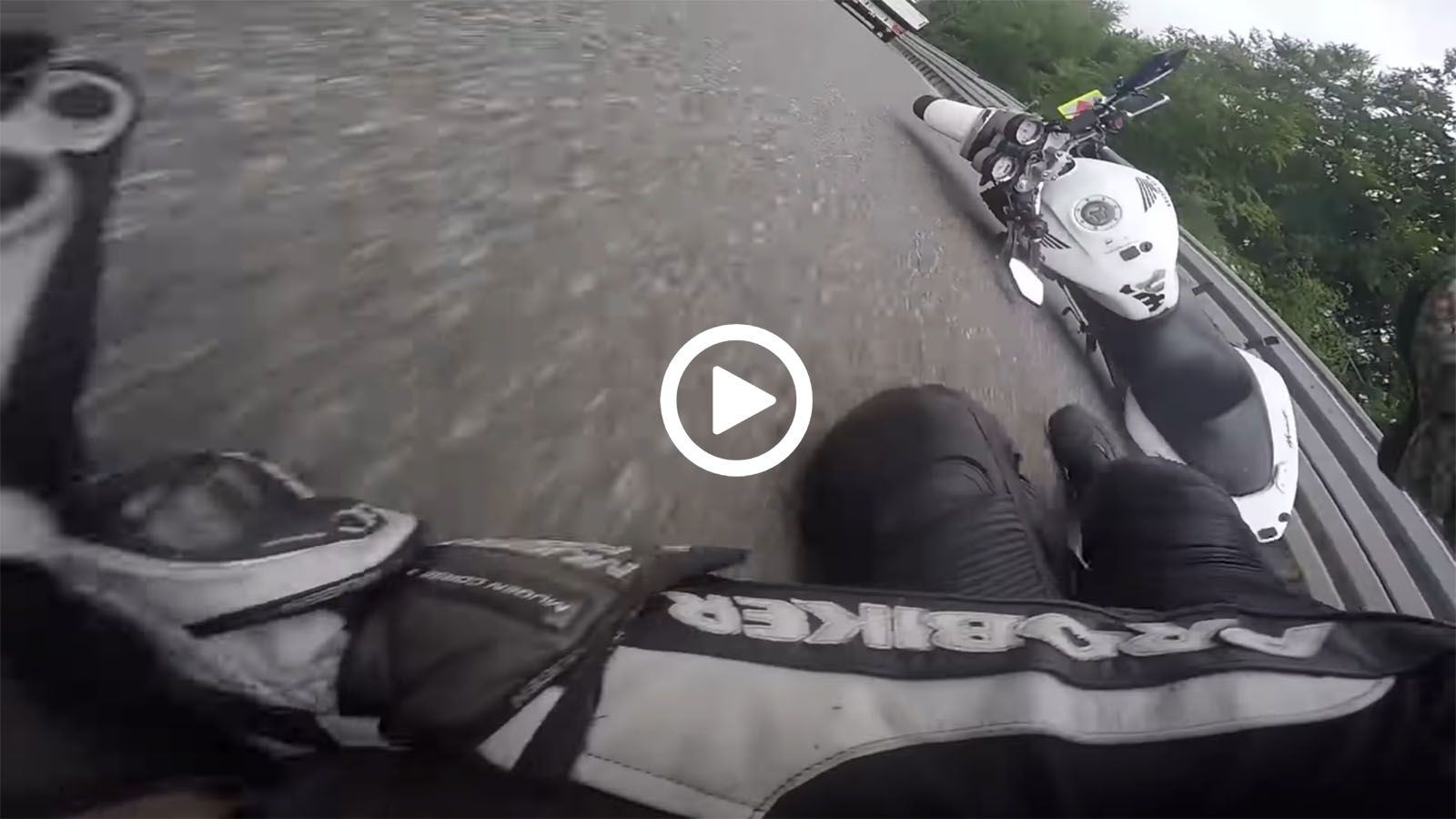 VIDEO: Έπεσε με την κοπέλα του, αλλά... έτρεξε πρώτα στη μηχανή! 