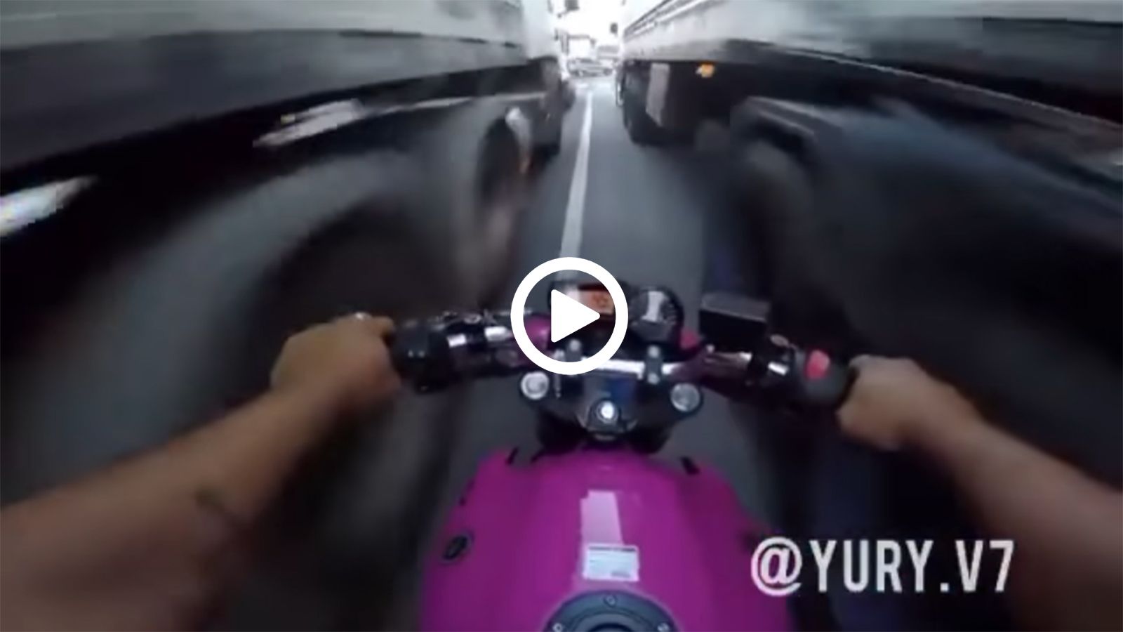 VIDEO: «Αθάνατος» αναβάτης περνά ανάμεσα στην κίνηση χωρίς αύριο