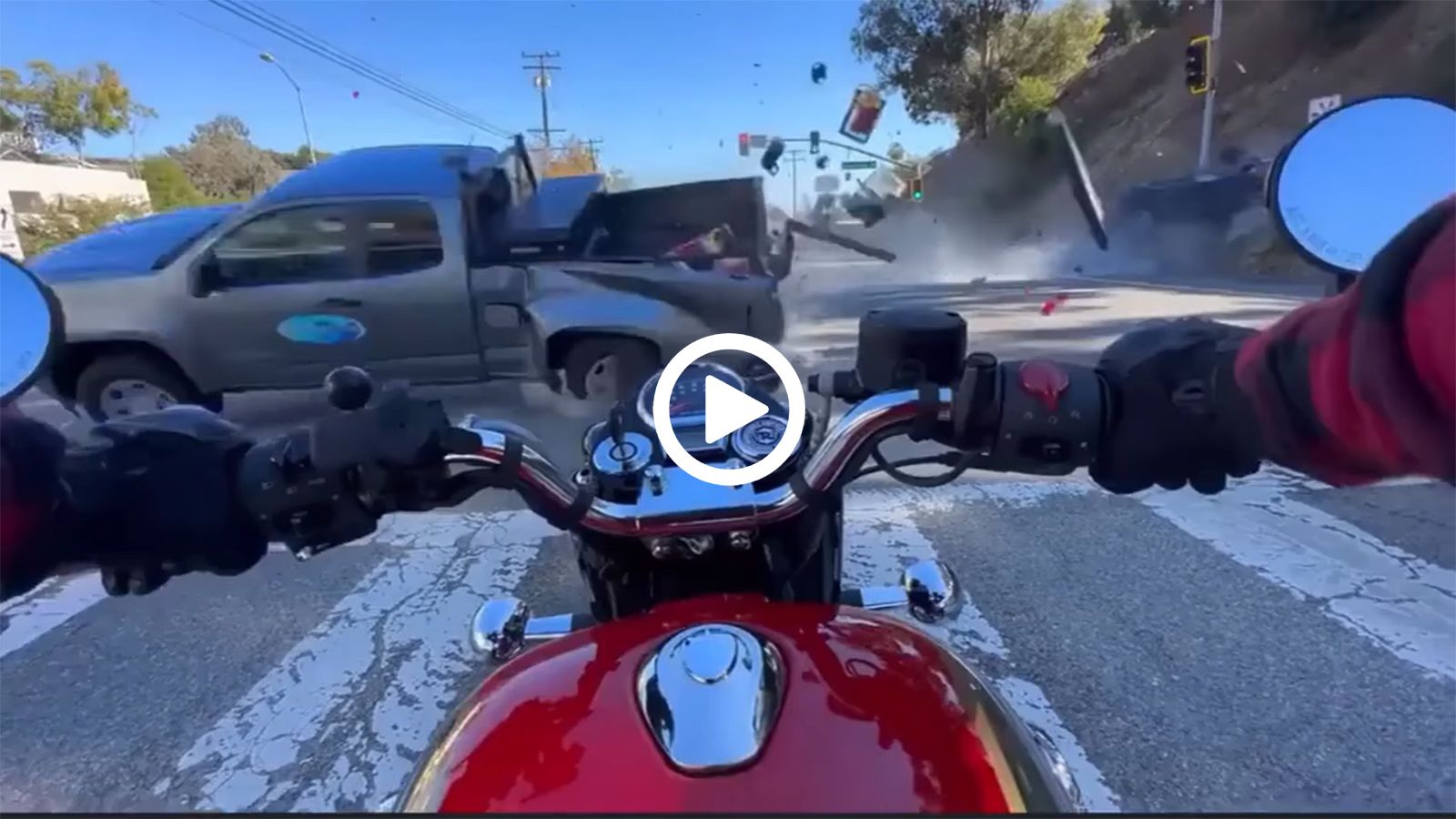 Σοκαριστικό video: Αναβάτης «τρώει» φορτηγάκι στα μούτρα!