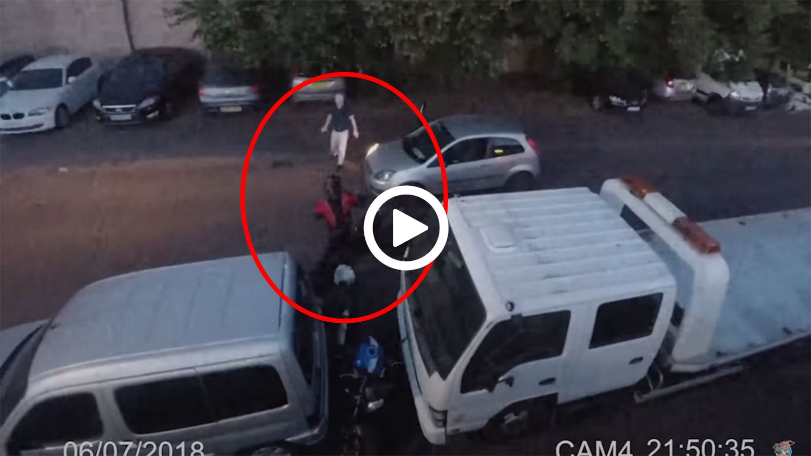 VIDEO: Ήρωας χτυπάει με το αυτοκίνητο του δύο επίδοξους κλέφτες!