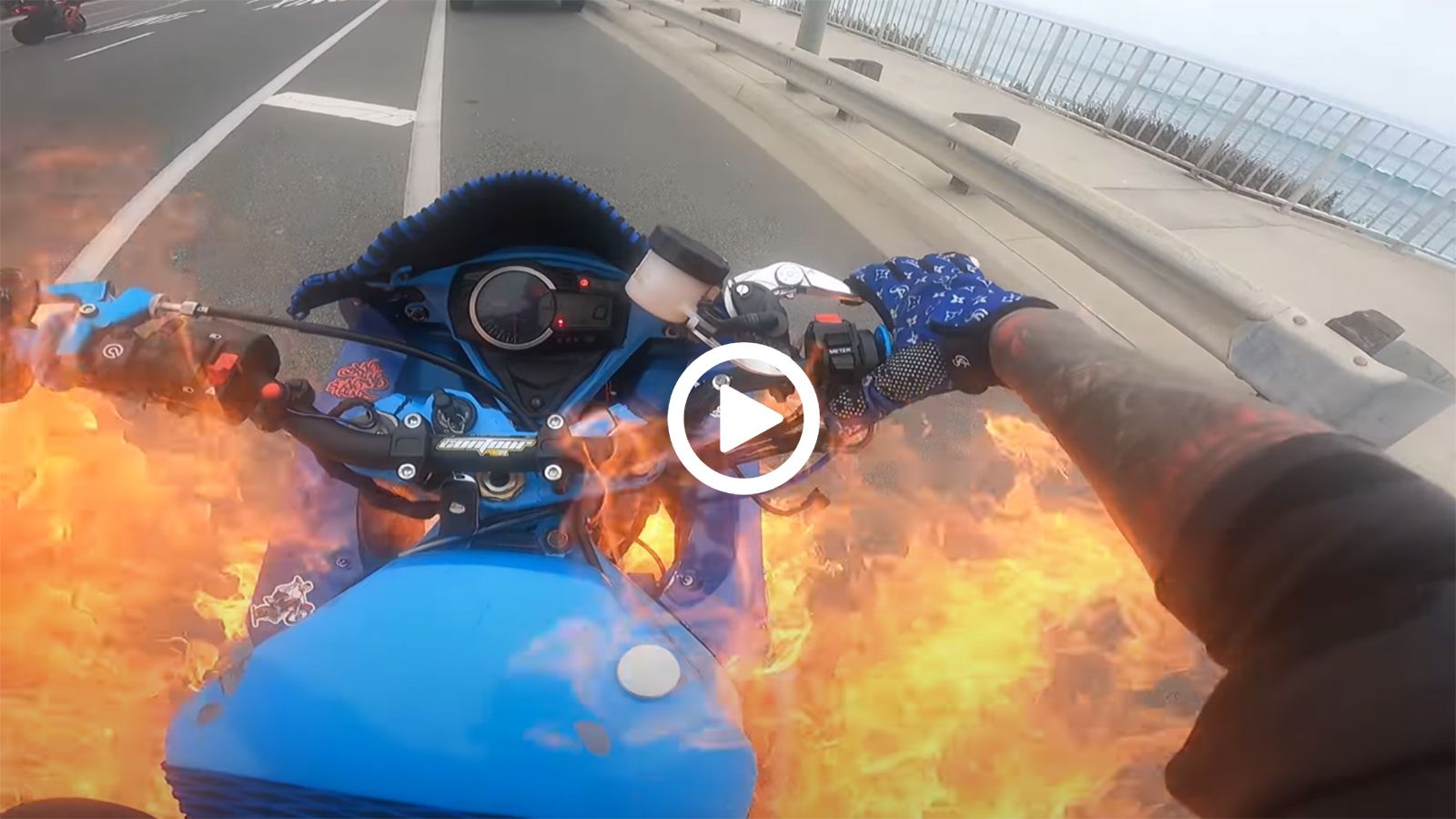 VIDEO: Μοτοσυκλέτα λαμπάδιασε με τον αναβάτη επάνω!