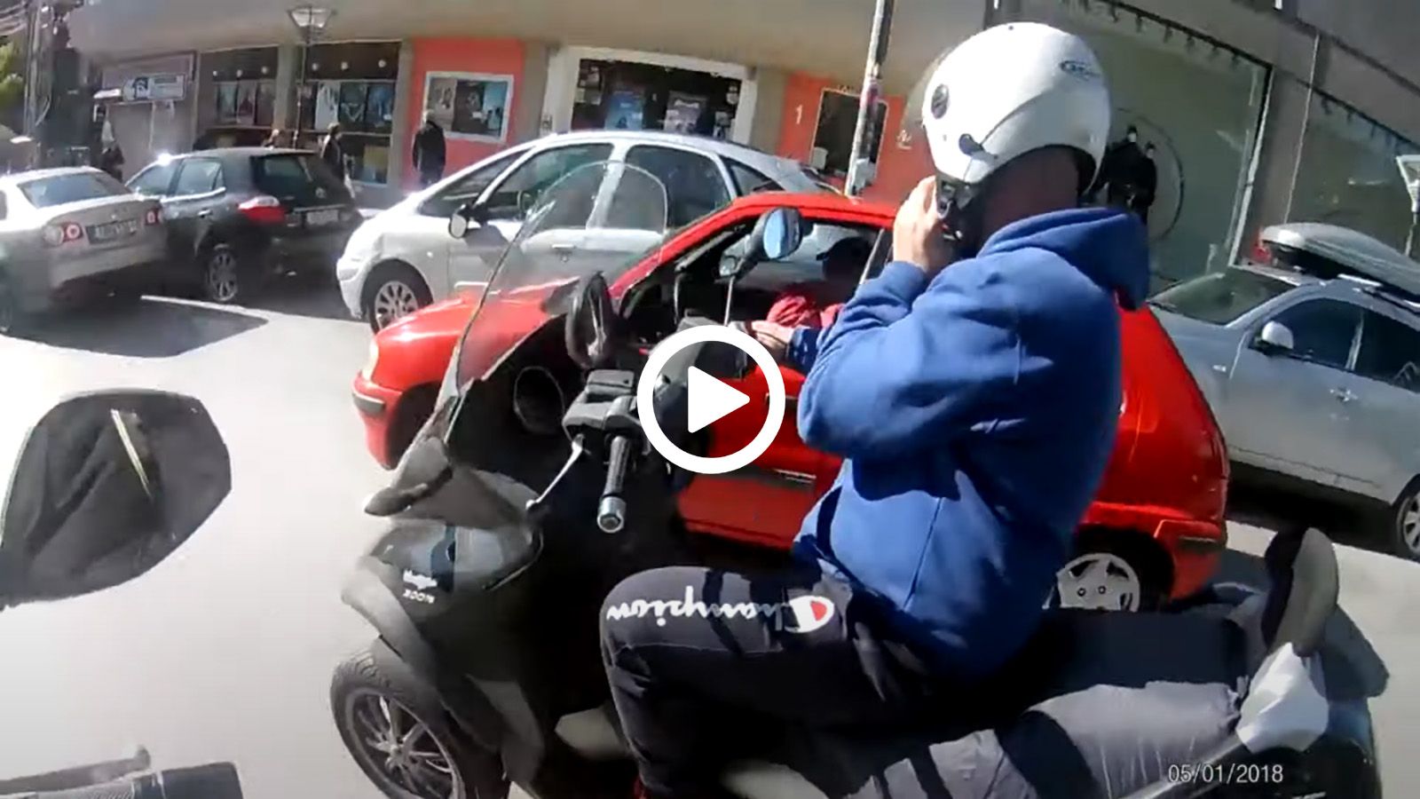 Video: Αναβάτης λούζει με σκ@το οδηγό, γιατί κλείνει το δρόμο