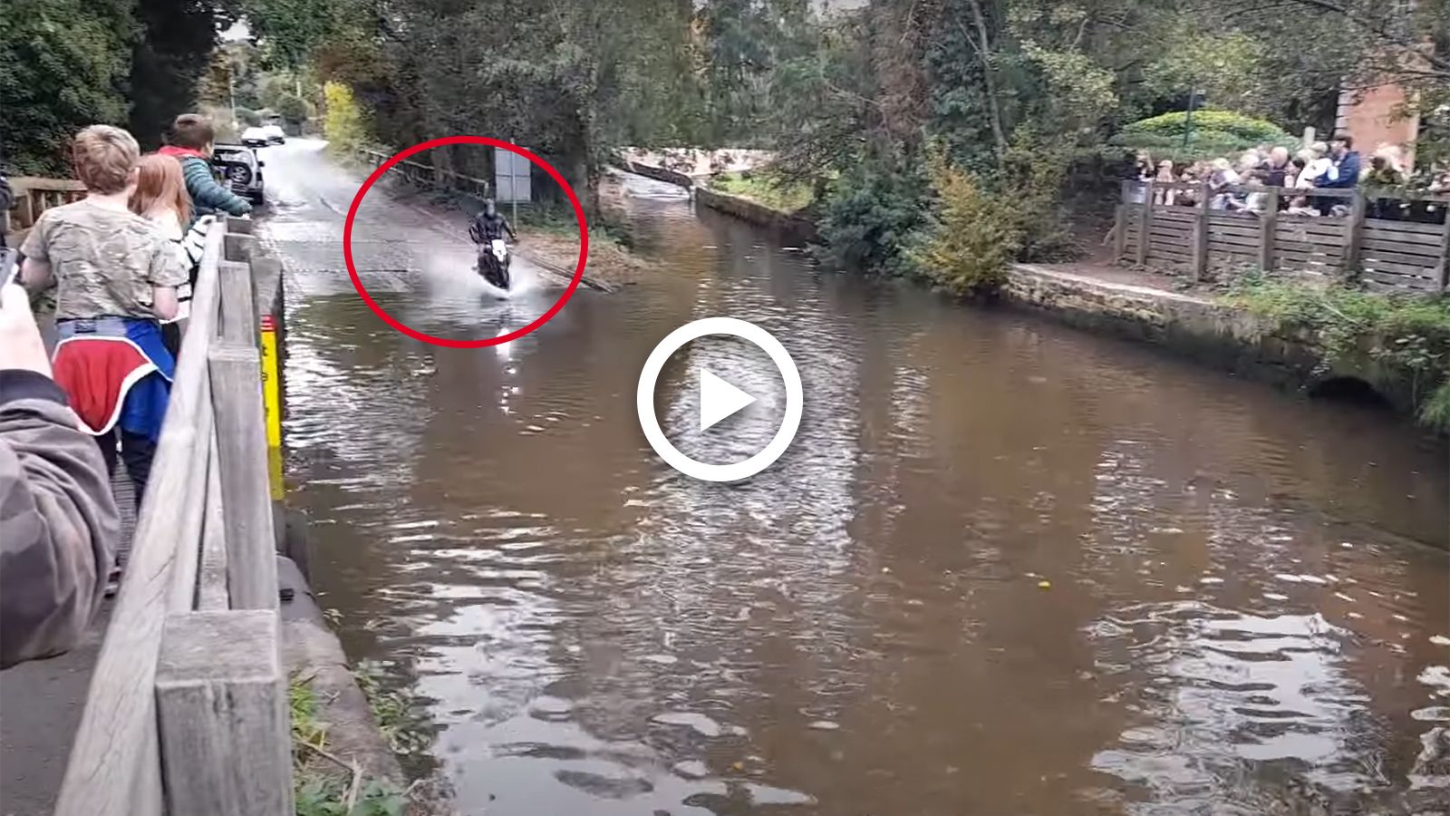 VIDEO: Απίστευτη τούμπα «θεούλη» με μηχανή σε πλημμύρα 