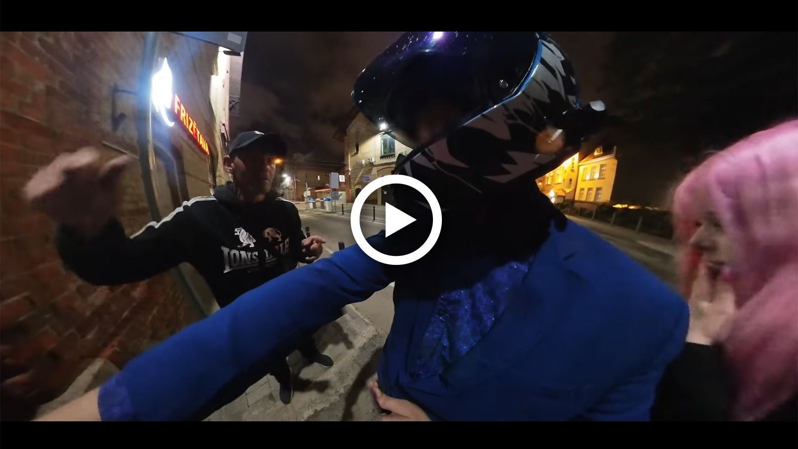 VIDEO: Αναβάτης σώζει κοπέλα από παρενόχληση – Κλασική συνταγή «στημένου» 