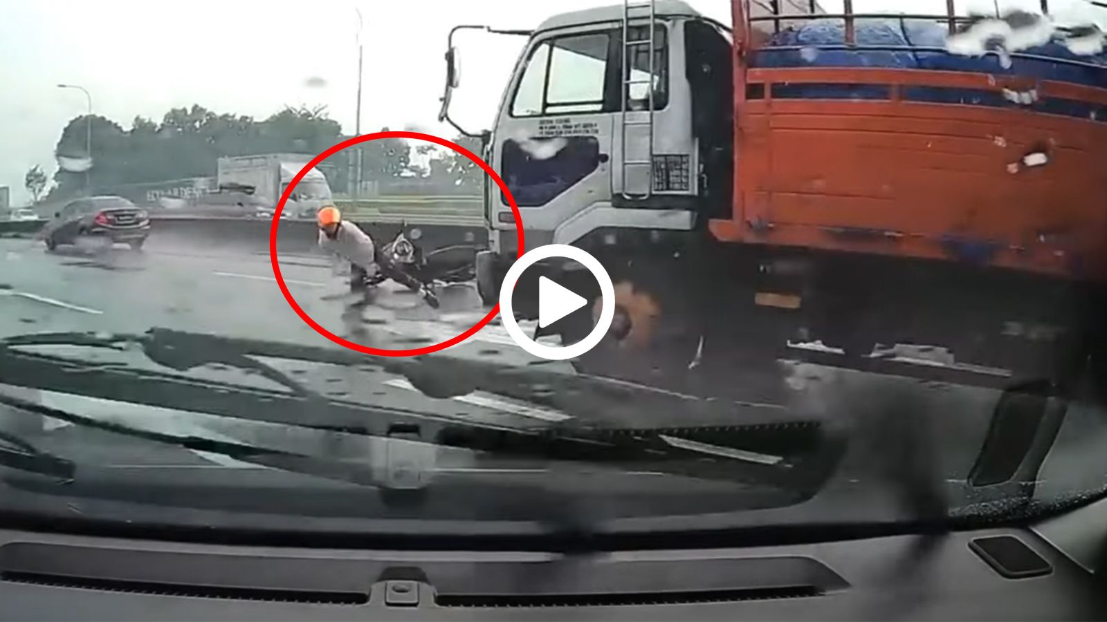 VIDEO: Παπί έπεσε σε βρεγμένο δρόμο - Παραλίγο τραγωδία