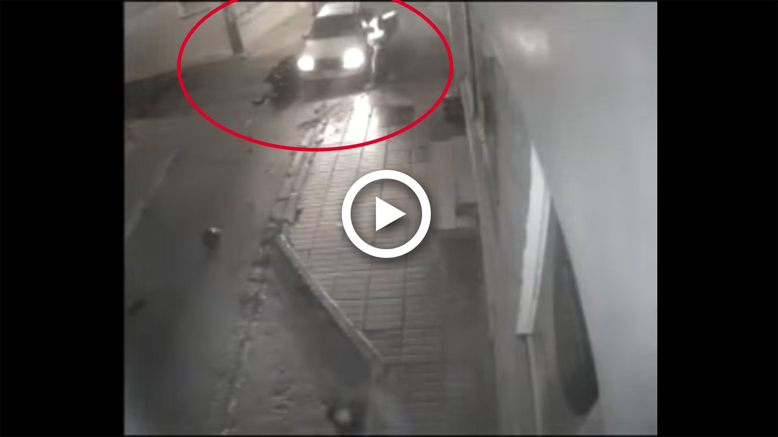 Σοκαριστικό ατύχημα διανομέα με αυτοκίνητο στα Χανιά Κρήτης (video)