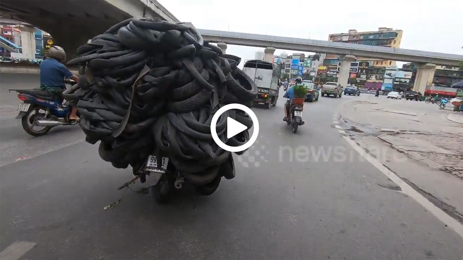 VIDEO: Τύπος μεταφέρει εκατοντάδες λάστιχα με... μηχανάκι!