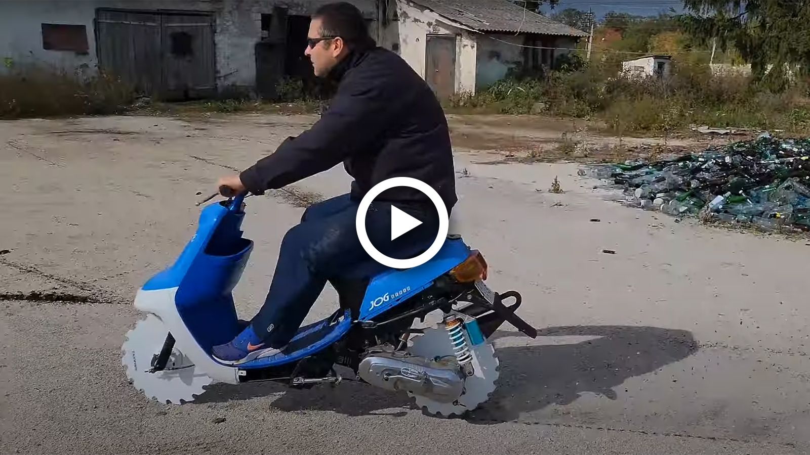 Video: Σπίρτο μάστορας βάζει δύο... δισκοπρίονα για ρόδες, σε scooter! 