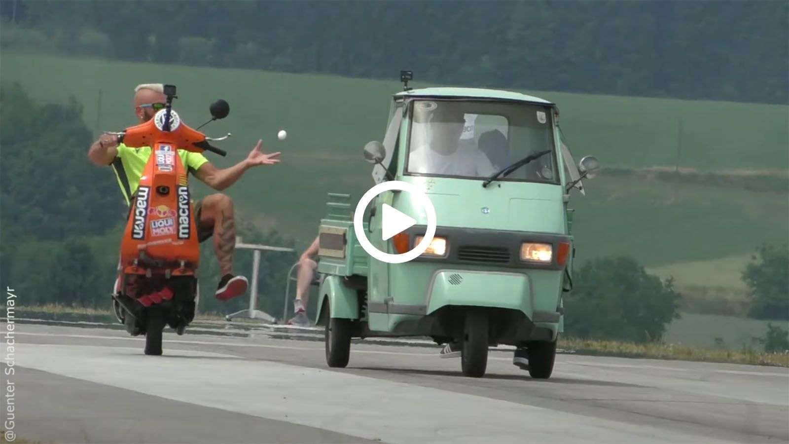 VIDEO: Το ΑΠΟΛΥΤΟ βίντεο σούζας έχει μια μονότροχη Vespa και… αυγά! 