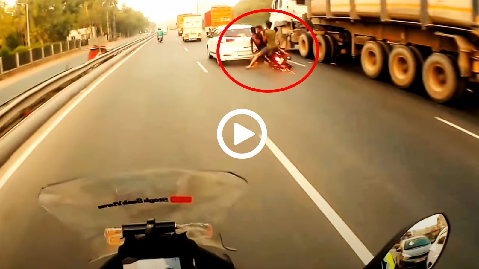 VIDEO: Τρικάβαλο της συμφοράς θέλει βόλτα, καταλήγει τούμπα