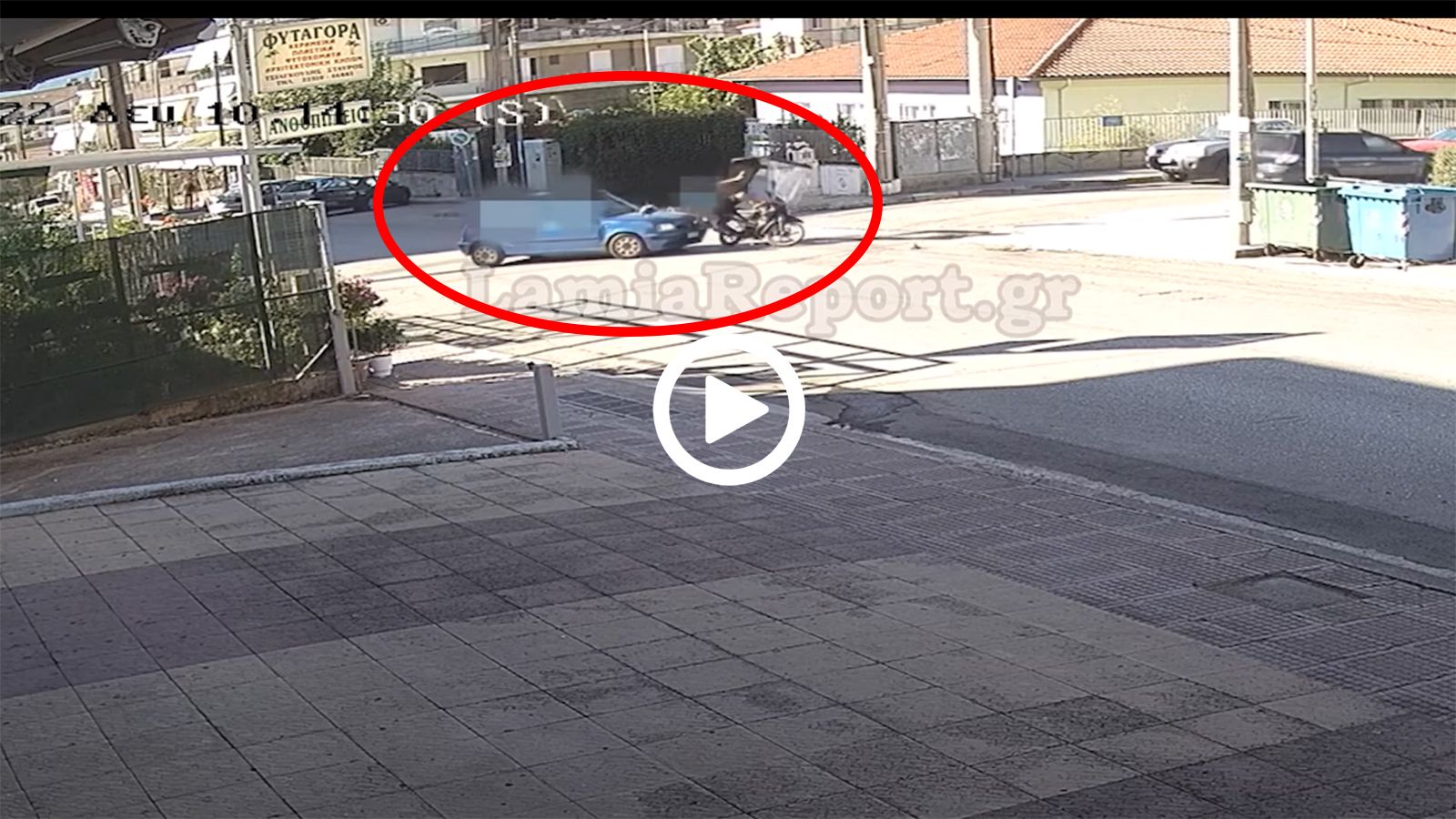 Τρακάρισμα ντελιβερά με αυτοκίνητο στη Λαμία (Video)