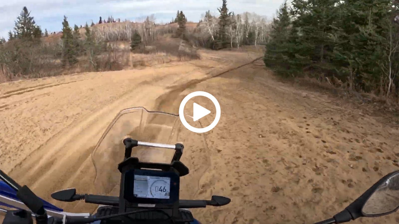 VIDEO: Βουτιά στα βαθιά της άμμου με Aprilia Tuareg 660