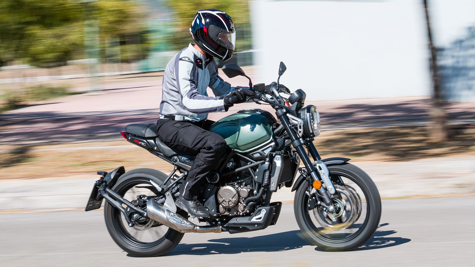 Μικρομεσαίες μοτοσυκλέτες με εμφάνιση που τα «σπάει»