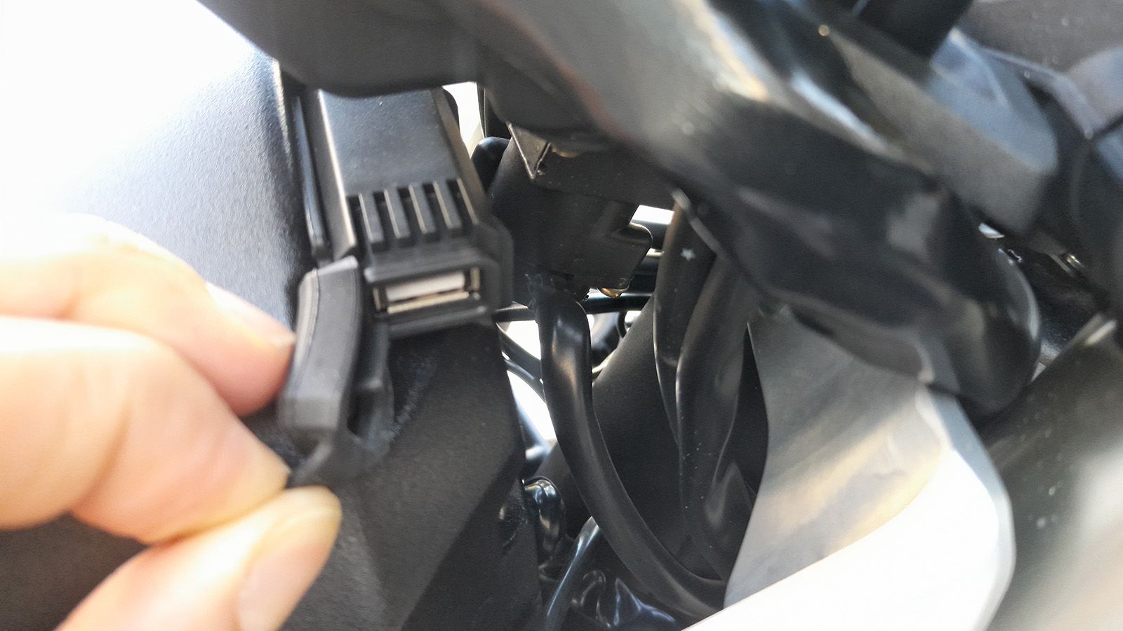 Η τοποθέτηση της θύρας ρεύματος USB, κάτω από την οθόνη, εξυπηρετεί την εύκολη τροφοδοσία συσκευών που θα στηρίξετε στο τιμόνι. 