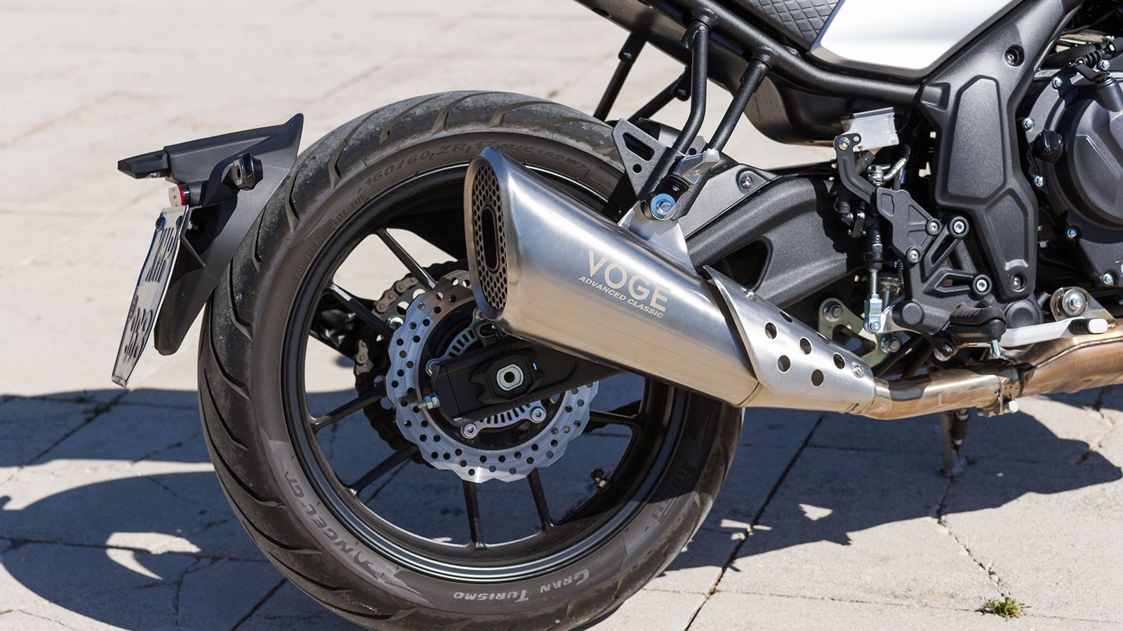 Το ανοξείδωτο τελικό της εξάτμισης κλέβει την παράσταση στο μάτι! Η γρίλια στο τελείωμα του θυμίζει αγωνιστικές μοτοσυκλέτες. 