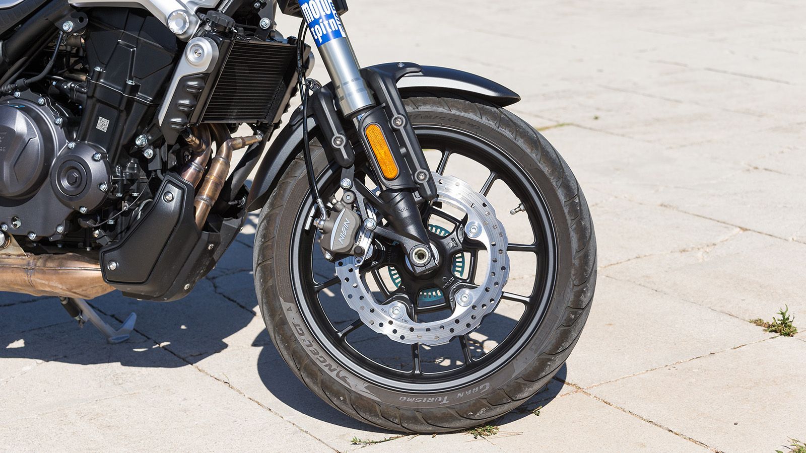 Πολύ καλή αίσθηση από το στιβαρό εμπρός πιρούνι, ενώ τα φρένα του 500AC εκπλήσσουν ευχάριστα με την απόδοση τους. 