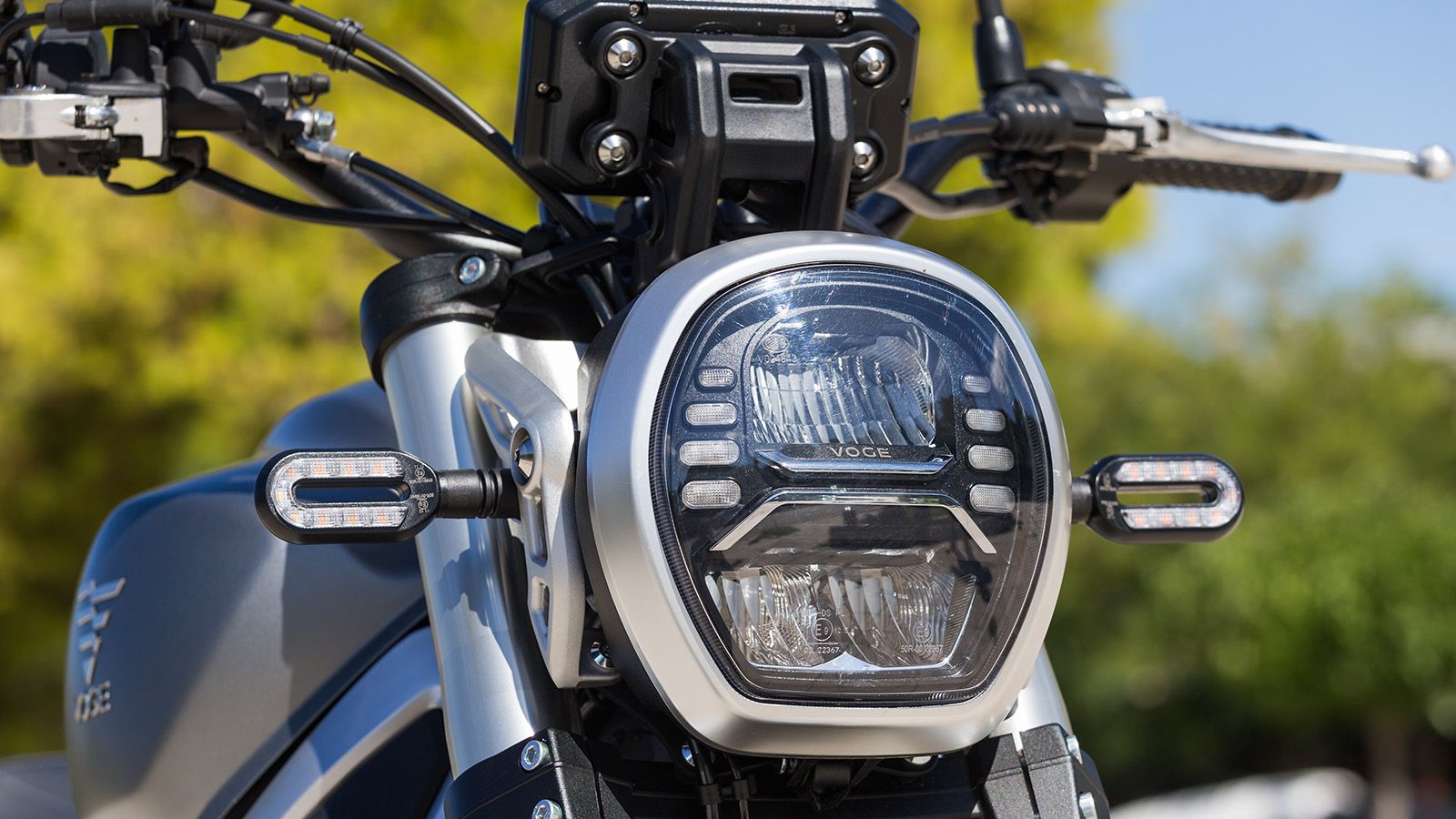 Ο πολλαπλών τμημάτων LED εμπρός προβολέας, σε συνδυασμό με τα LED φλας,  ακολουθούν τις επιταγές των καιρών. Η απόδοση του την νύχτα είναι εξαιρετική.