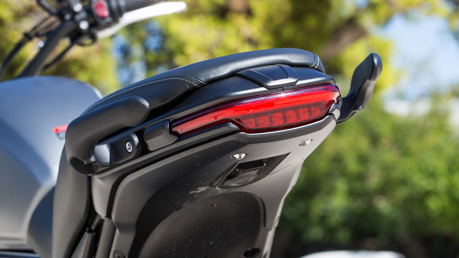 Το πίσω LED φωτιστικό σώμα θυμίζει Light Bar. Τα φλας είναι τοποθετημένα ξεχωριστά στη βάση της πινακίδας, μακριά από την ουρά, ενώ διακρίνεται η καλυ