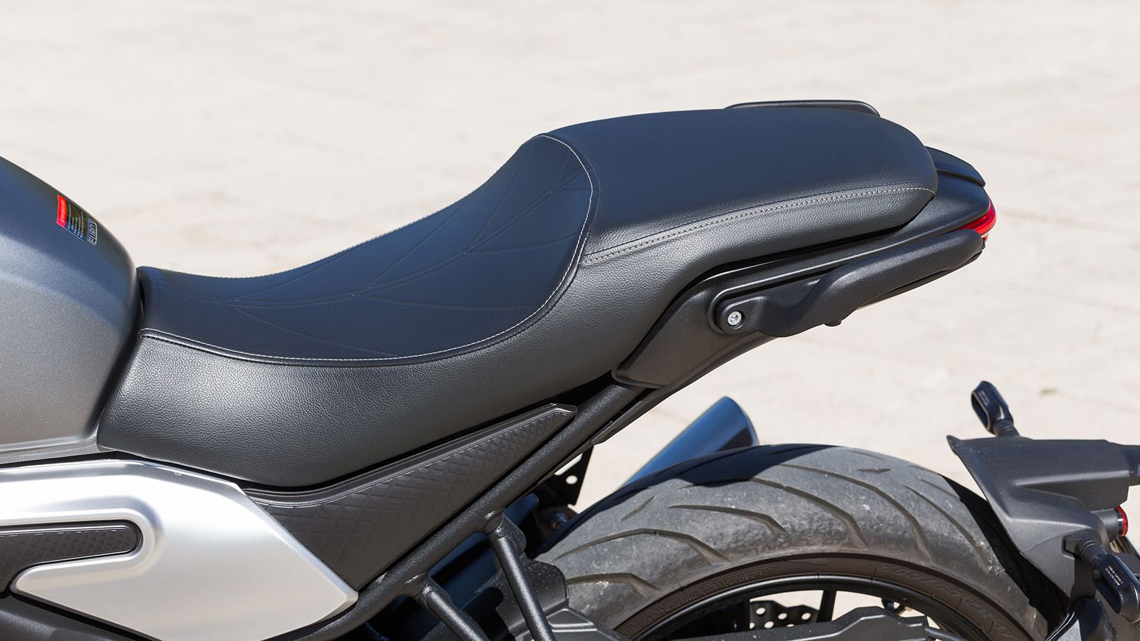 Η σέλα είναι πολύ όμορφα σχεδιασμένη, αλλά θα μπορούσε να είναι μαλακότερη, για πιο άνετες διαδρομές μεγαλύτερης διάρκειας. 