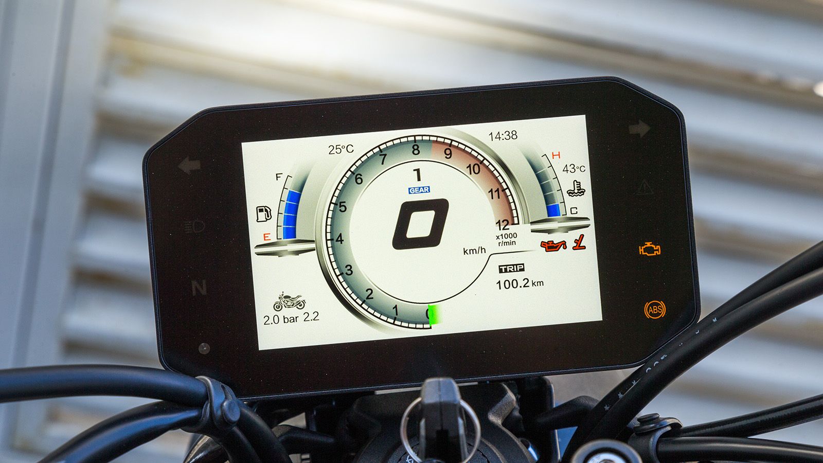 Η TFT οθόνη του μοντέλου βρίθει πληροφοριών, ενώ  κρίνεται αρκετά ευανάγνωστη.