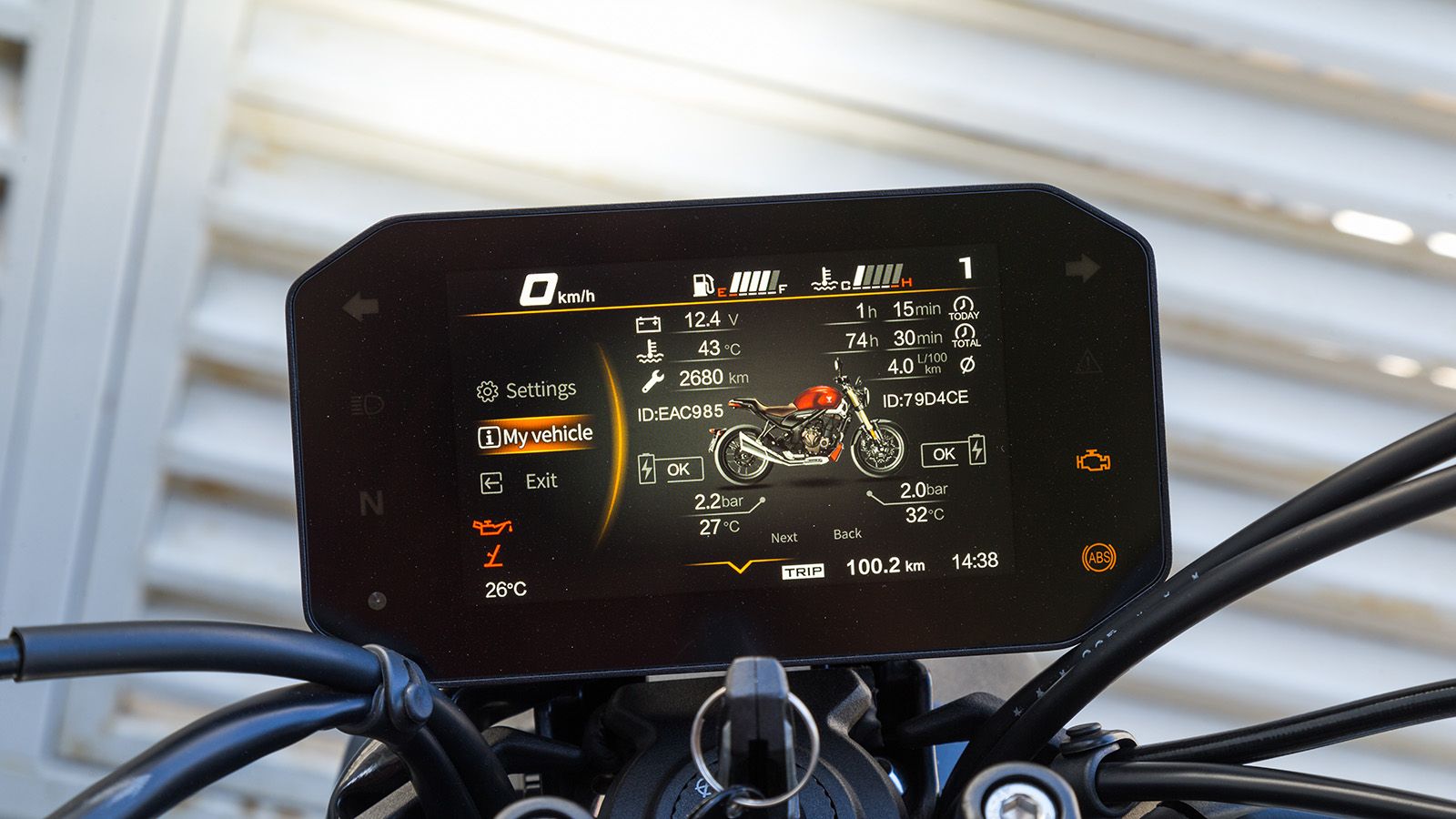 Στα μενού περιλαμβάνεται και μια οθόνη «My Vehicle», με πληροφόρηση για πολλαπλά συστήματα της μοτοσυκλέτας. 