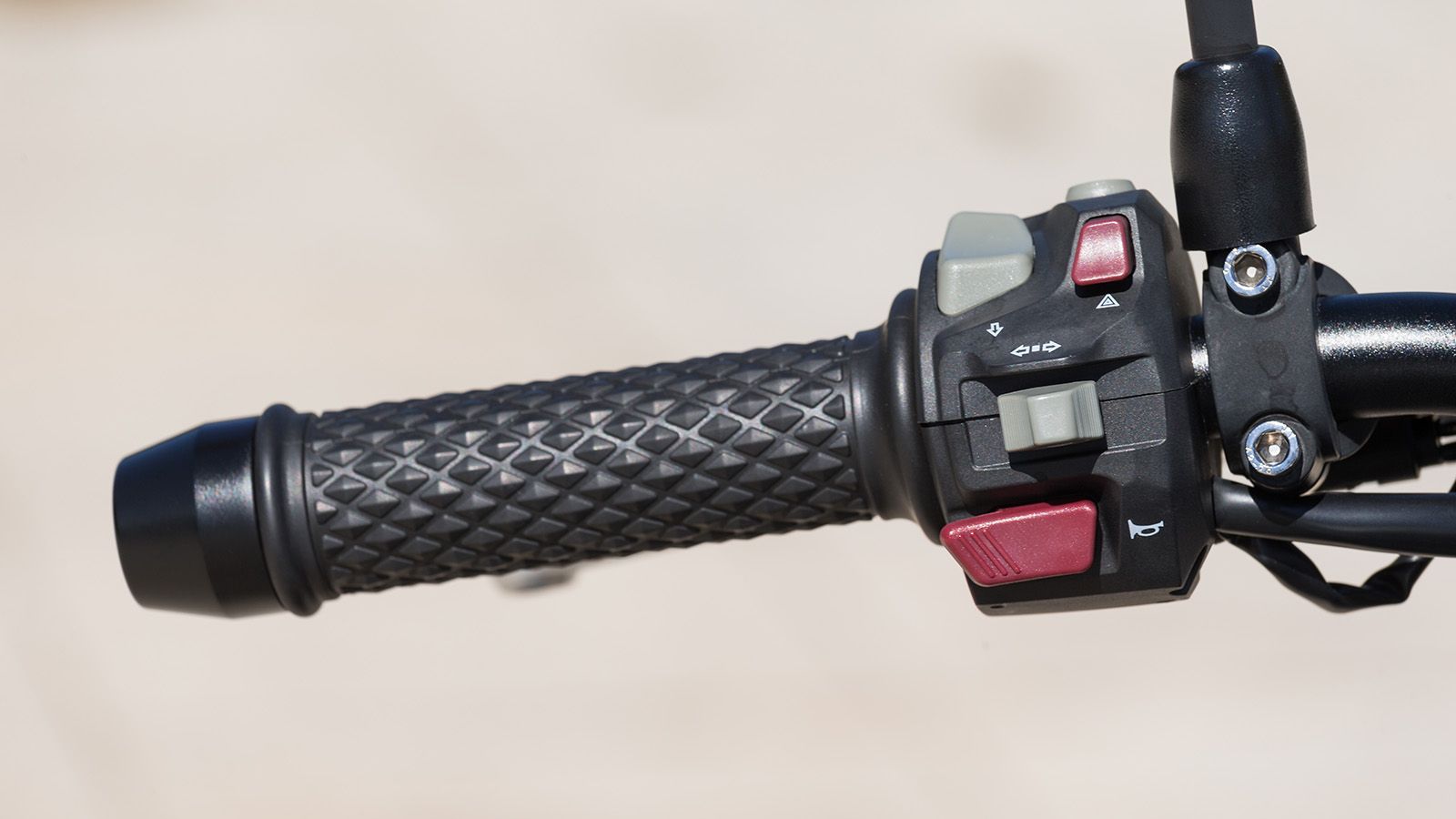 Αναμφίβολα διαφορετικοί από τα συνηθισμένα σε εμφάνιση, οι διακόπτες είναι ικανοποιητικής ποιότητας. Τα γκριπ με τους ανάγλυφους ρόμβους είναι όμορφα 