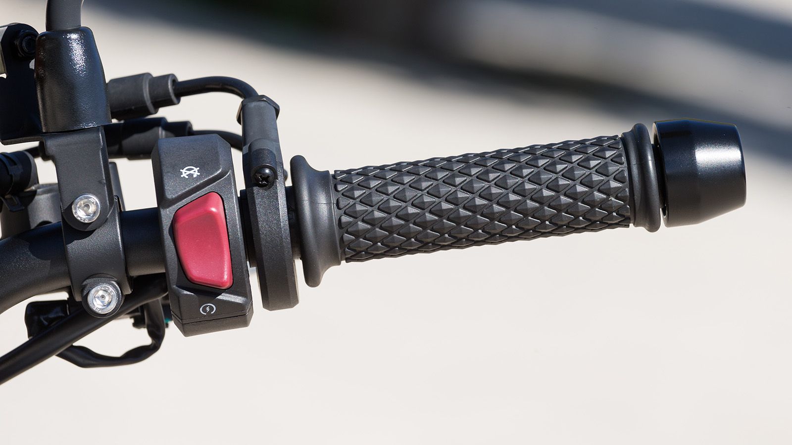 Αναμφίβολα διαφορετικοί από τα συνηθισμένα σε εμφάνιση, οι διακόπτες είναι ικανοποιητικής ποιότητας. Τα γκριπ με τους ανάγλυφους ρόμβους είναι όμορφα 