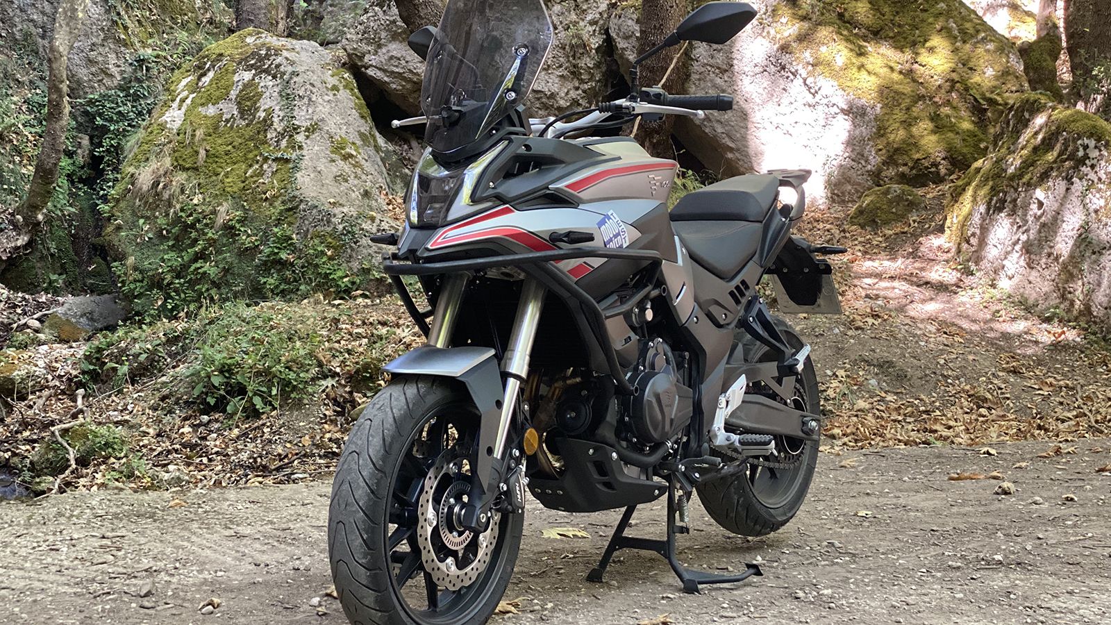 Το εμπρός κομμάτι είναι αρκετά επιθετικό με το χαρακτηριστικό ρύγχος, που συναντάμε στα adventure μοντέλα, το οποίο «δένει»  άψογα με το επιθετικό φαν