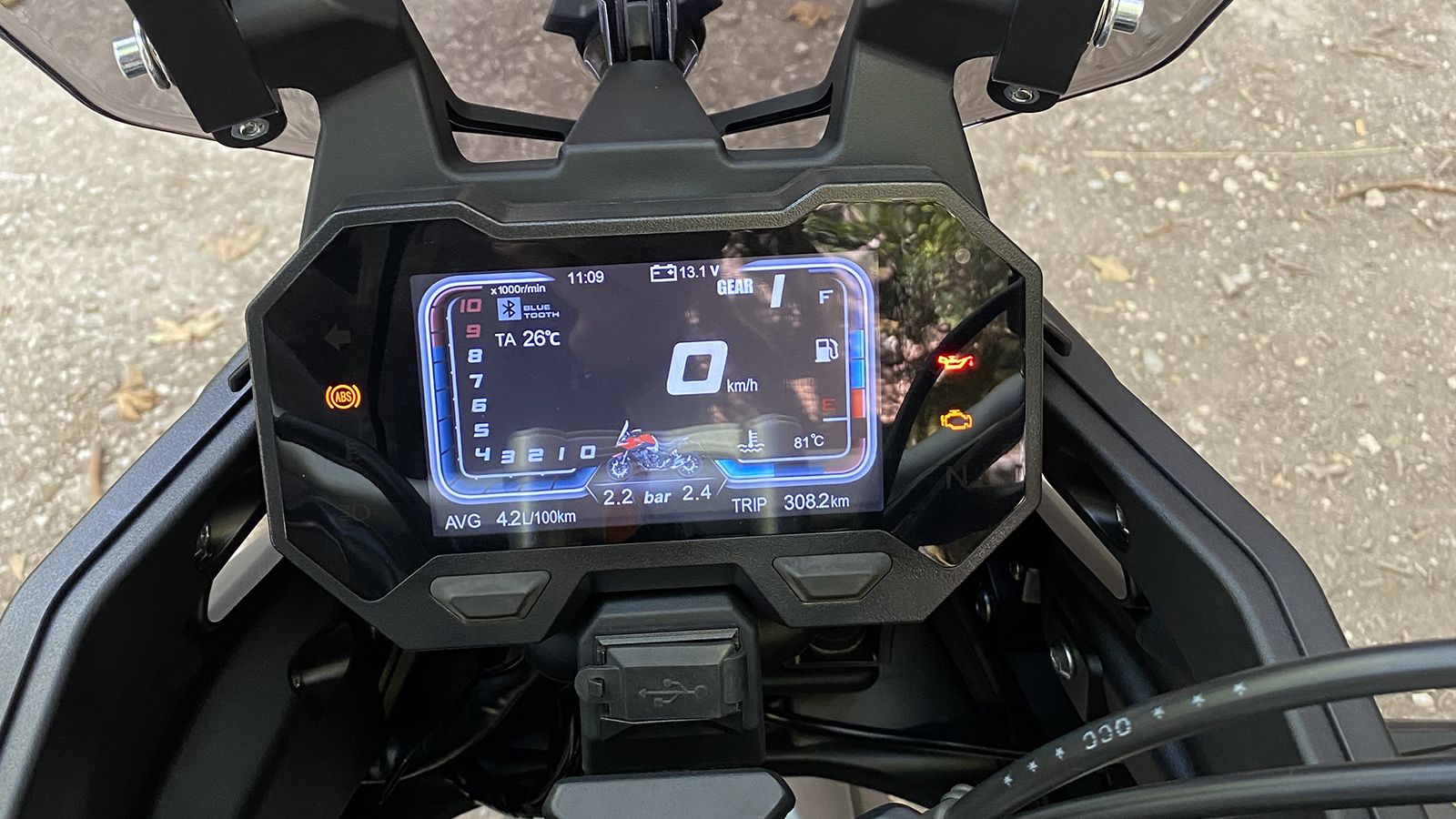 Η μεγάλη έγχρωμη TFT οθόνη προσφέρει πληθώρα ενδείξεων, όπως πίεση των ελαστικών, συνδέεται με smartphone μέσω bluetooth, ενώ διαθέτει αυτόματη εναλλα