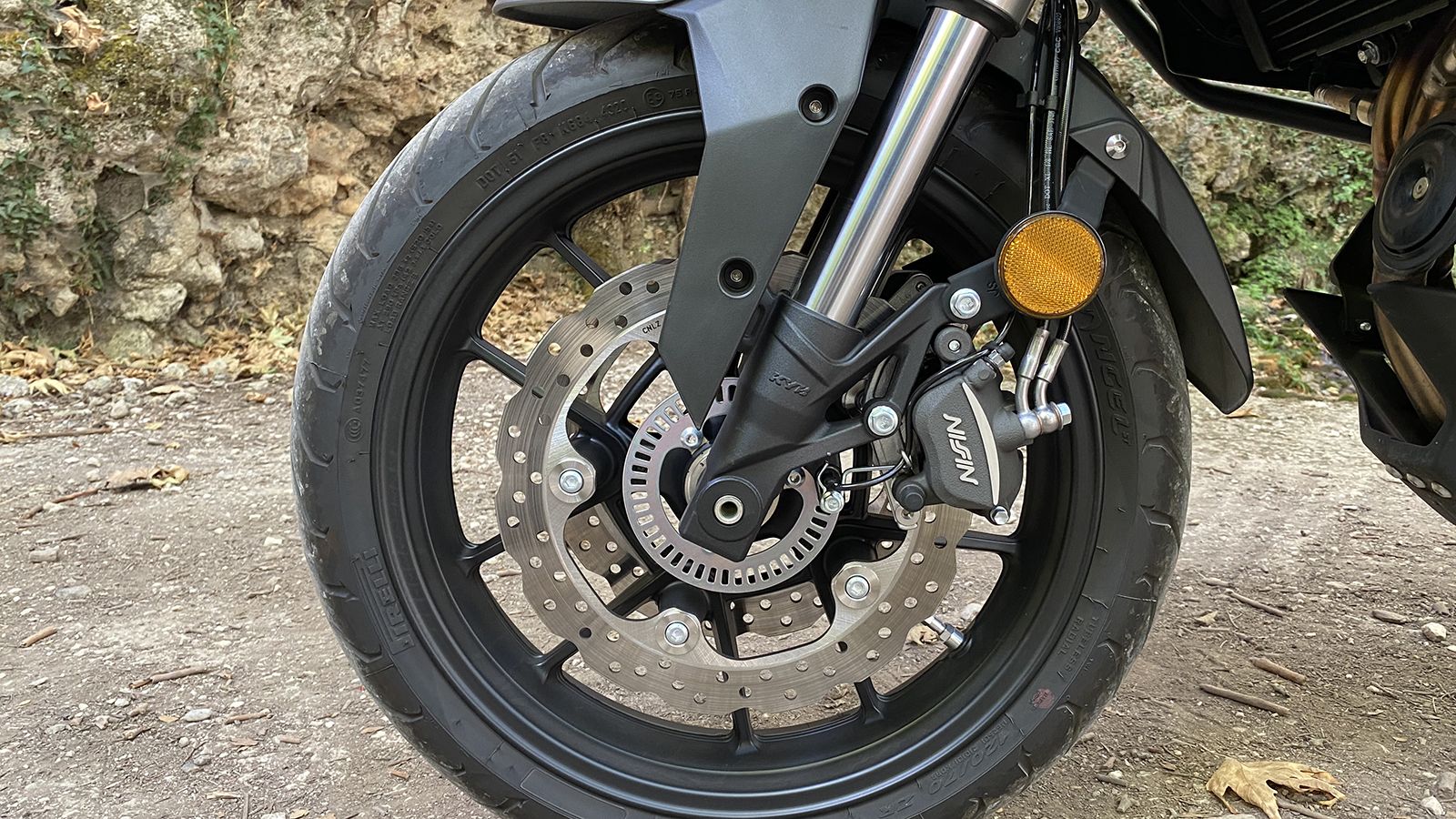 Οι δαγκάνες της Nissin σε συνδυασμό με τα 2 δισκόφρενα μπροστά των 298 χιλιοστών και το ένα πίσω 240 χιλιοστών έχουν αναλάβει το φρενάρισμα του DS500 