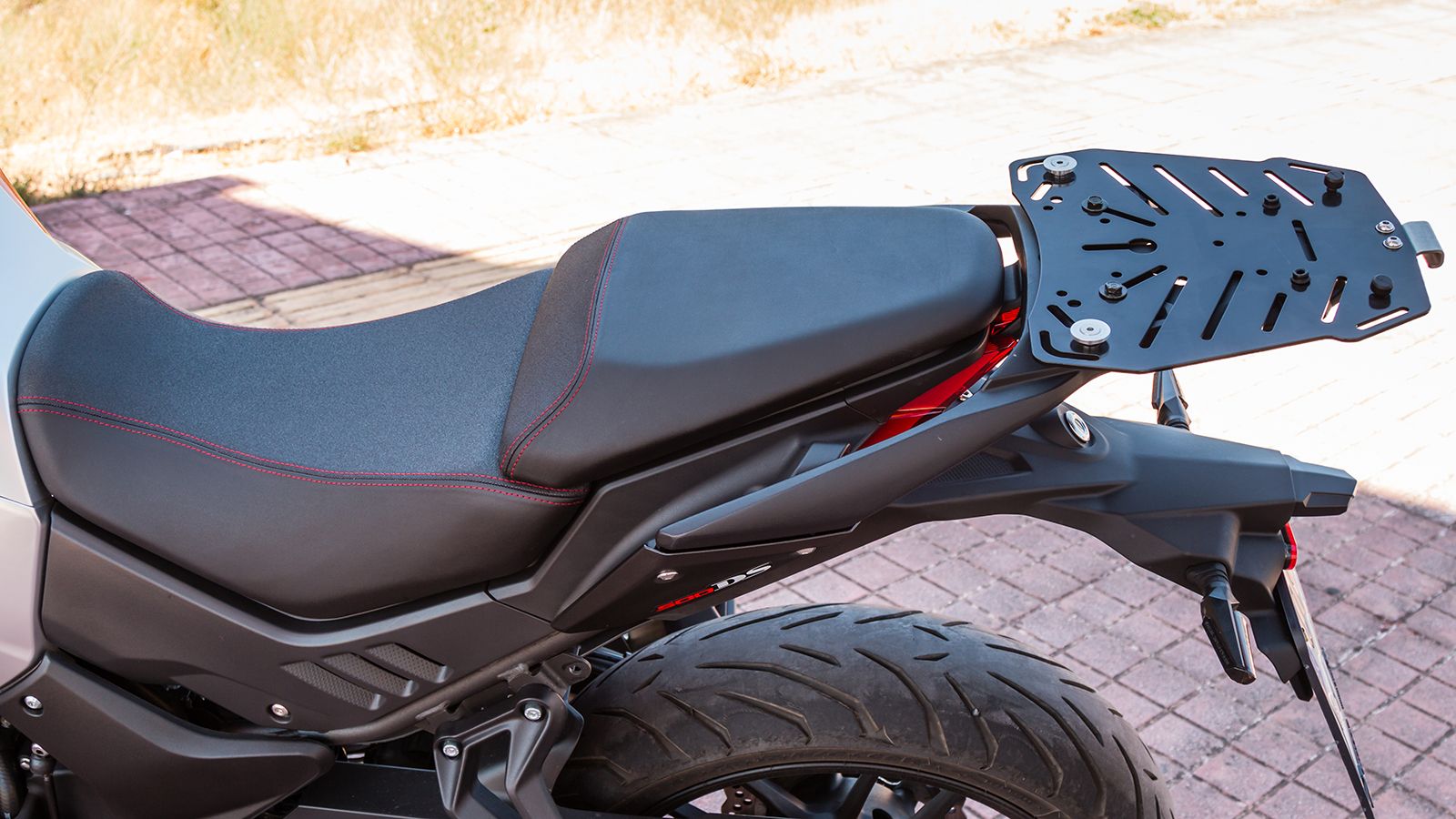 Η σέλα, δυο επιπέδων, χάρη στην εργονομική της σχεδίαση και το ύψος της στα 820 χιλιοστά επιτρέπει εύκολη και ασφαλής πρόσβαση στο έδαφος, ακόμα και γ