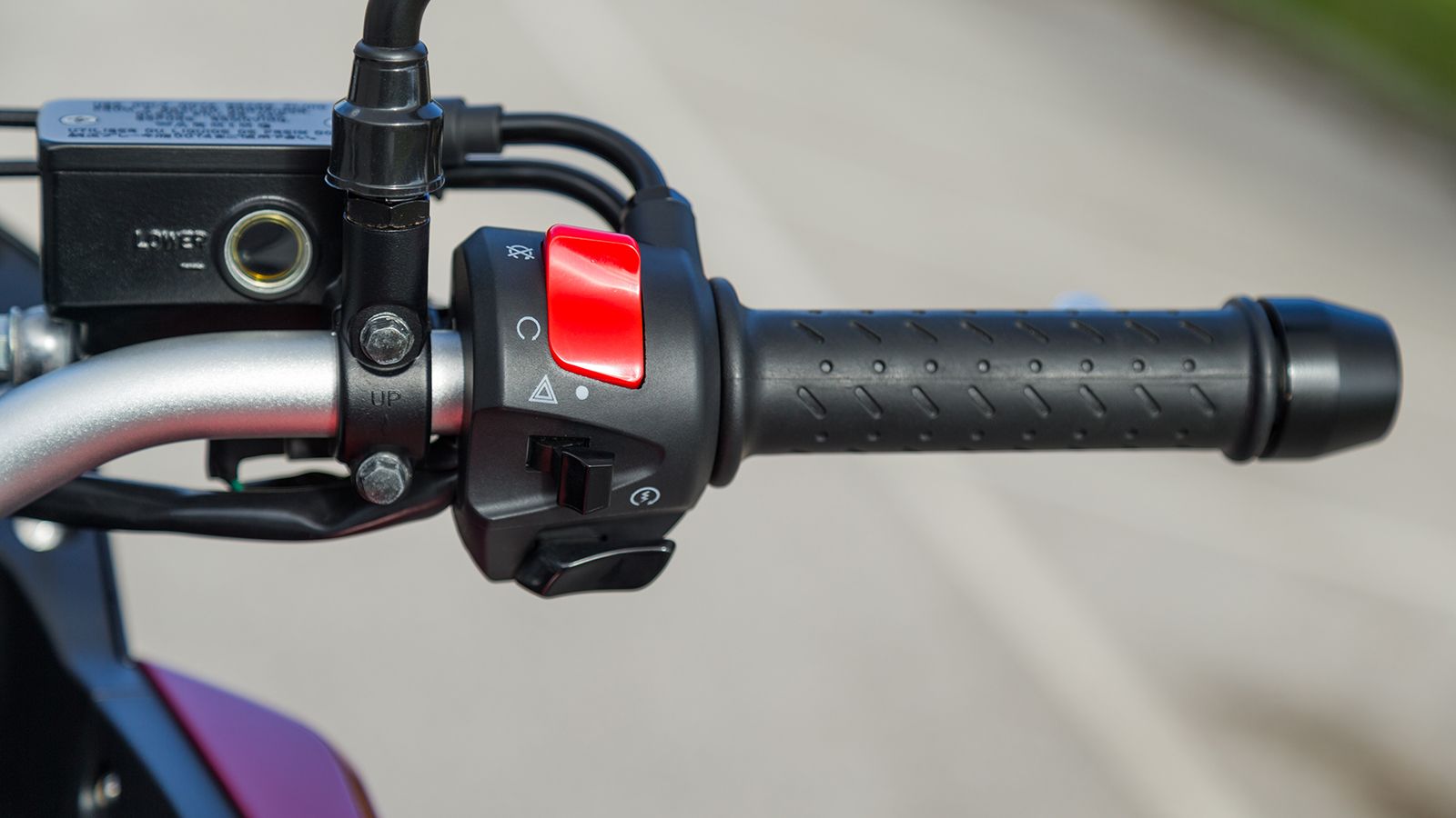 Χειριστήρια: Γνώριμη η διάταξη των χειριστηρίων, με το ABS να απενεργοποιείται εύκολα με το πάτημα του διακόπτη στην αριστερή πλευρά του τιμονιού.