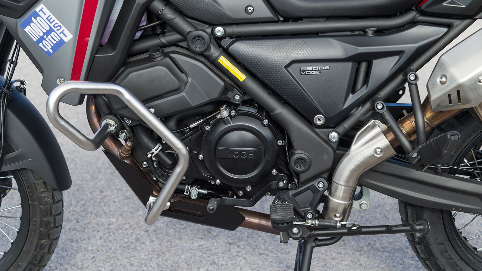 Κινητήρας: Ευχάριστη έκπληξη ο μονοκύλινδρος των 652 κυβικών. Είναι δυνατός, αξιόπιστος και  οικονομικός σε κατανάλωση και συντήρηση. Αποδίδει 48 ίππο