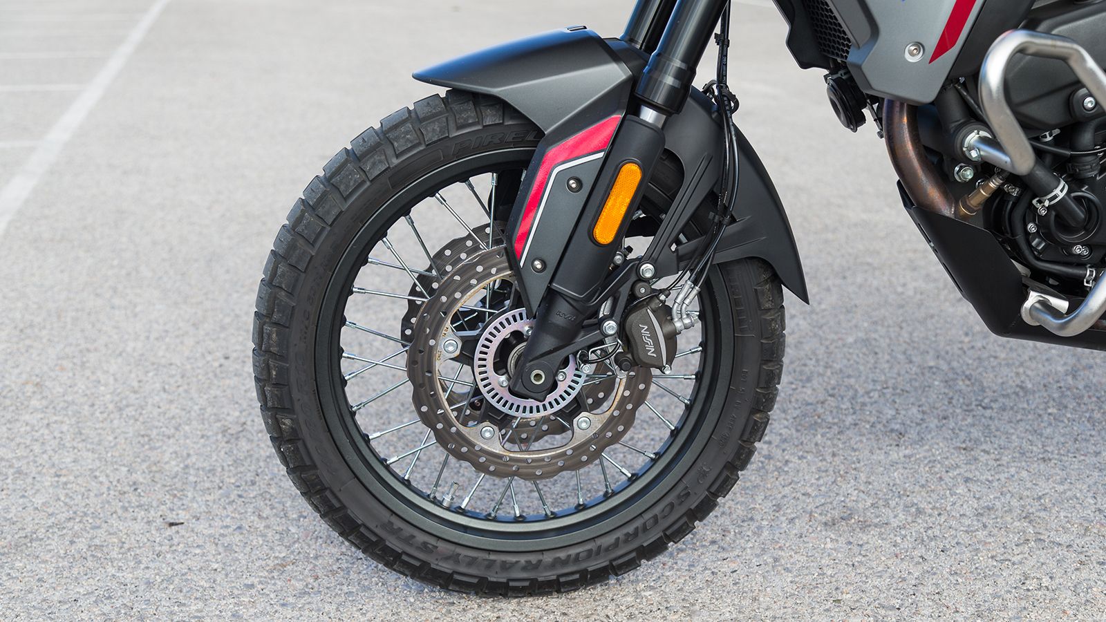 Μπροστινό: Επώνυμα τα περιφερειακά που εξοπλίζουν το DSX, με ανεστραμμένο πιρούνι Kayaba, δαγκάνες Nissin καιABSτης Bosch, ενώ τα tubeless ελαστικά δι