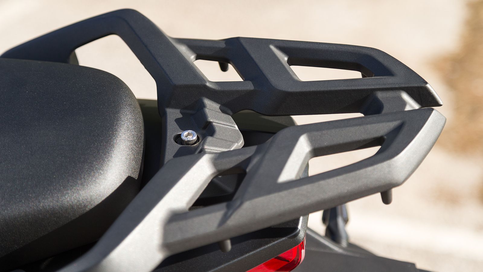 Σχάρα: Η Voge 650DSX διαθέτει στο βασικό εξοπλισμό σχάρα με υποδοχή Top Case, ενώ με την αγορά του μπορείς να πάρεις σε προνομιακή τιμή σετ τριών βαλι