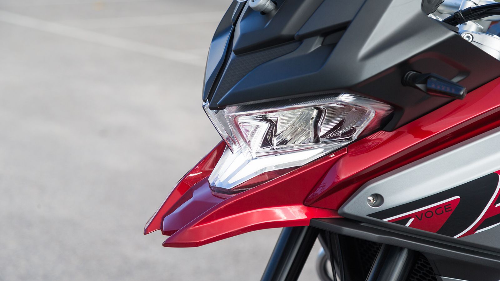 Το μπροστινό μέρος εκπέμπει τον απαραίτητο δυναμισμό, με τον διπλό προβολέα και το μυτερό ρύγχος να υποστηρίζονται αρμονικά από τα «φουσκωμένα» πλαϊνά