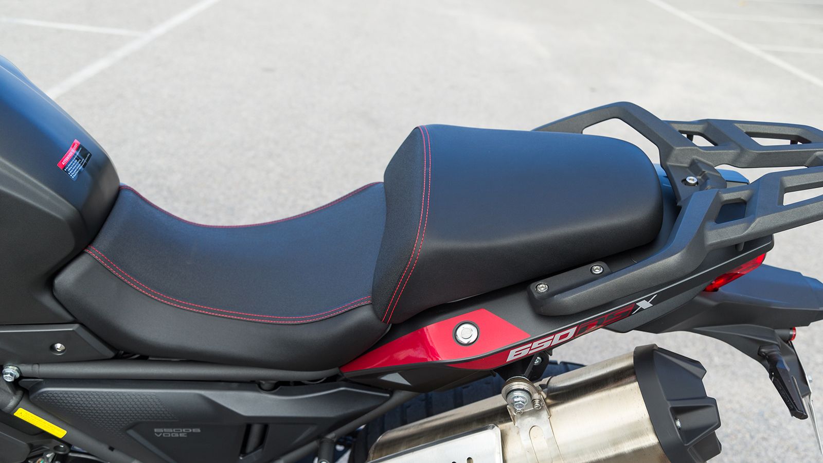 Σέλα: Το υλικό κατασκευής της σέλας είναι ιδανικό για πολύωρη χρήση, όμως η μεγάλη υψομετρική διαφορά μεταξύ των δύο τμημάτων της περιορίζει τις κινήσ