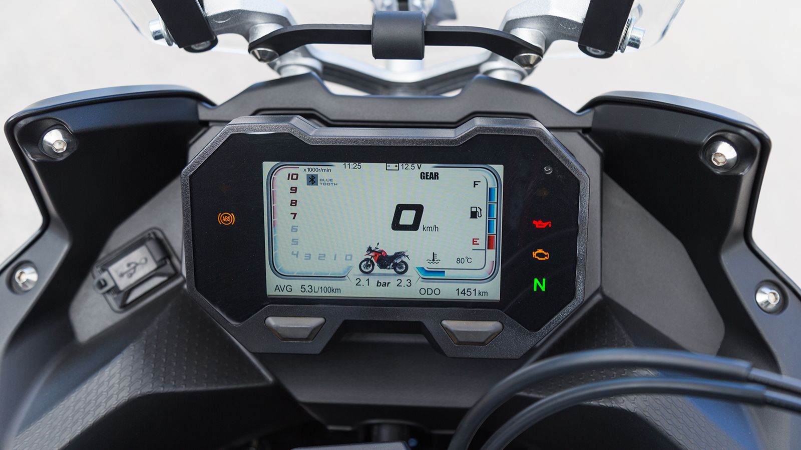 Όργανα: Η έγχρωμη TFT οθόνη, με αισθητήρα εξωτερικού φωτισμού, διαθέτει μέχρι και ένδειξη για την πίεση των ελαστικών, ενώ μπορεί να συνδεθεί μέσω Blu