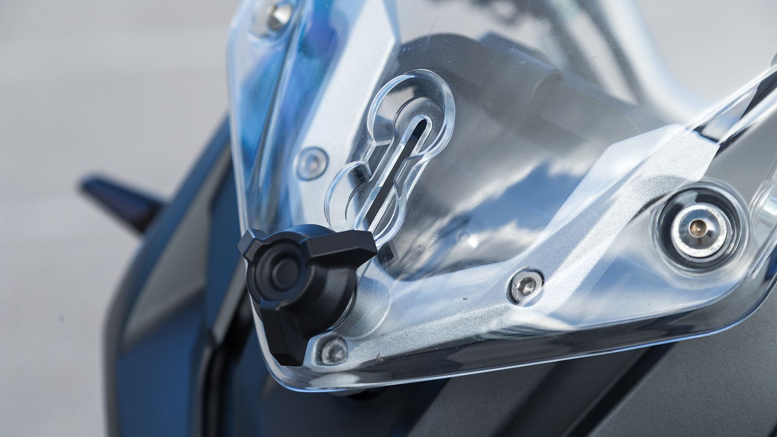 Ζελατίνα: Η ζελατίνα ρυθμίζεται εύκολα με μια βίδα συγκράτησης σε τρεις προκαθορισμένες θέσεις και υπερκαλύπτει τις ανάγκες του αναβάτη για προστασία 