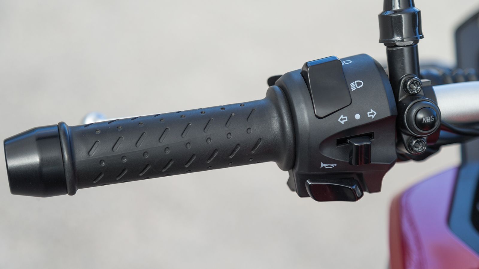 Χειριστήρια: Γνώριμη η διάταξη των χειριστηρίων, με το ABS να απενεργοποιείται εύκολα με το πάτημα του διακόπτη στην αριστερή πλευρά του τιμονιού.