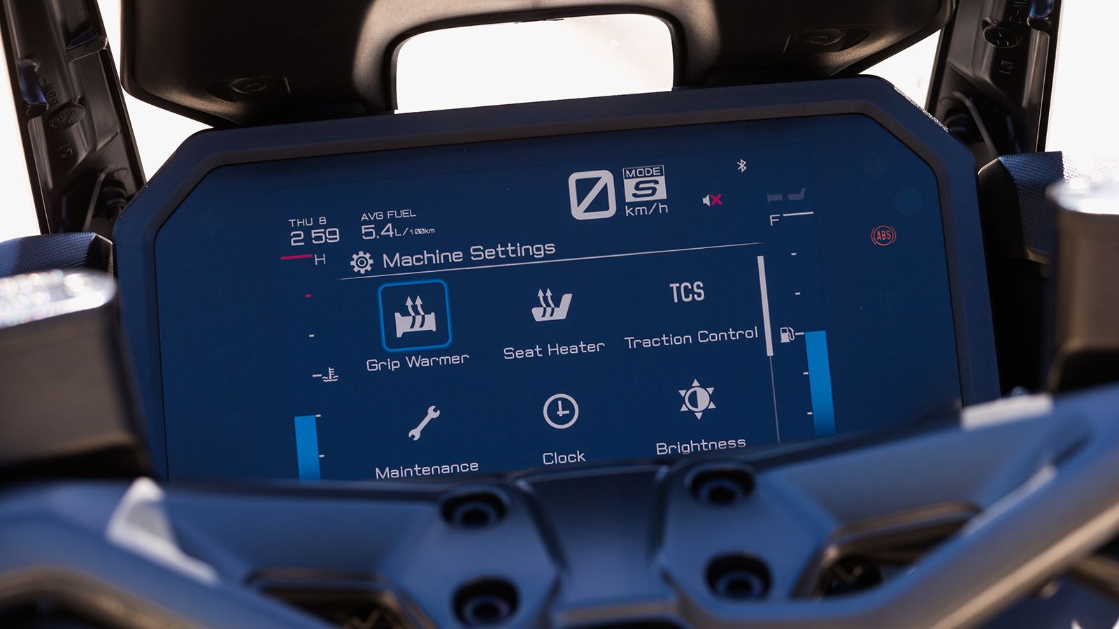 Η premium εικόνα ολοκληρώνεται με έγχρωμη TFT οθόνη 7 ιντσών, η οποία αντικαθιστά τα αναλογικά όργανα και προσφέρει πλήθος πληροφοριών, συνδεσιμότητα 