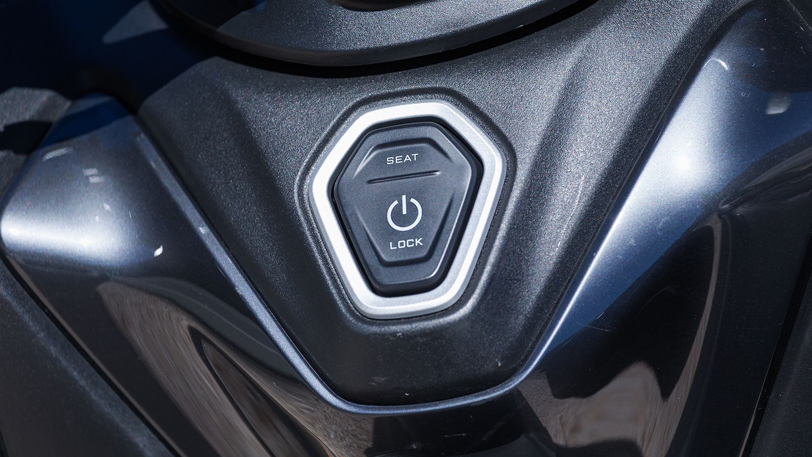 Το smart key επιτρέπει εκκίνηση χωρίς κλειδί, άνοιγμα σέλας και τάπας ρεζερβουάρ, ενώ το κεντρικό σταντ κλειδώνει και λειτουργεί ως αντικλεπτικό, απελ