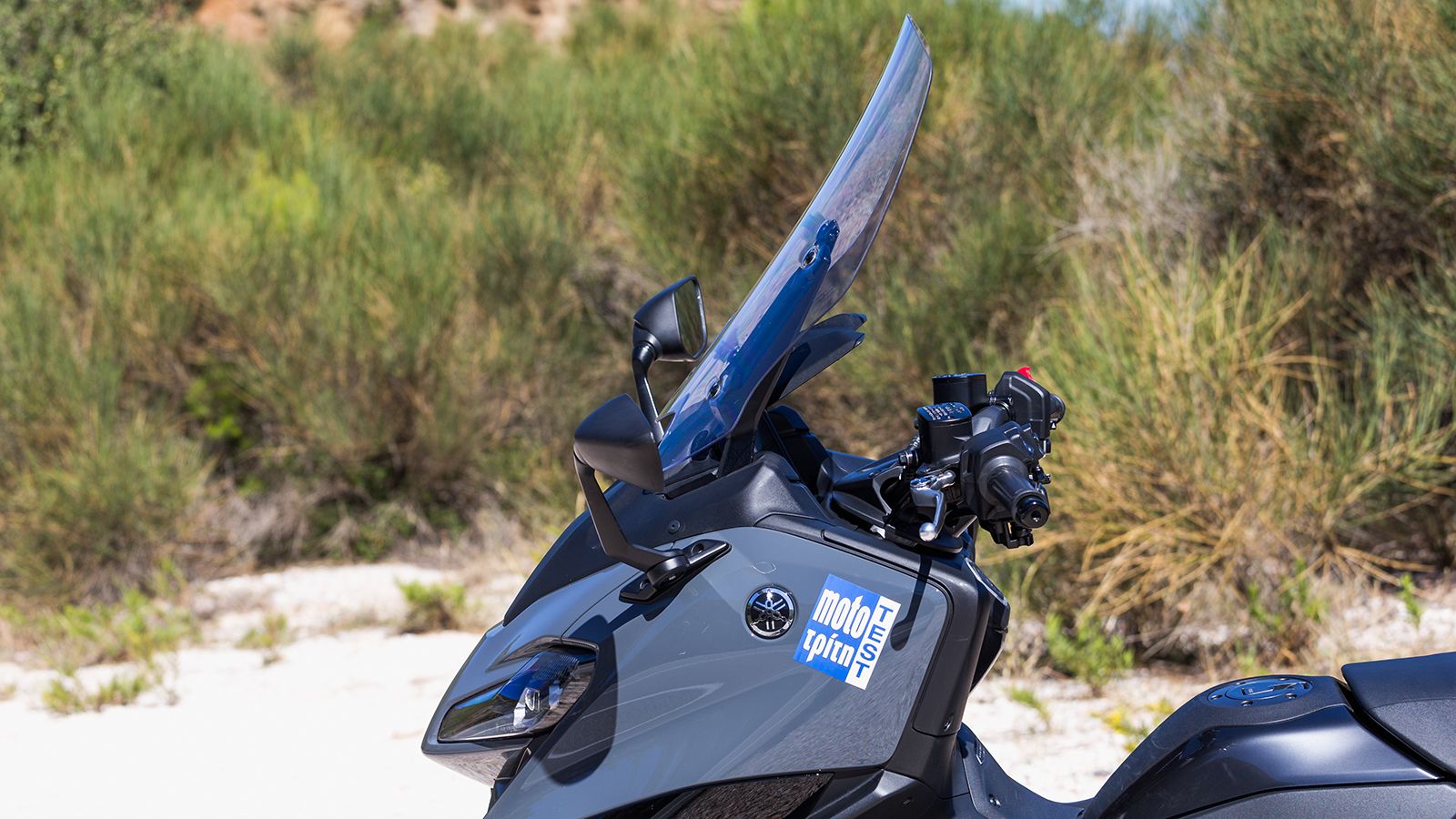 Η ηλεκτρικά ρυθμιζόμενη ζελατίνα προσφέρει ουσιαστική προστασία από τον αέρα, ειδικά σε υψηλές ταχύτητες, καλύπτοντας μεγάλο εύρος σωματότυπων.
