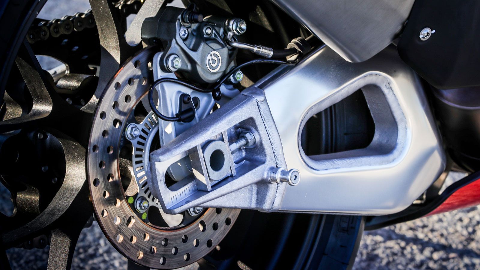 Το νέο ψαλίδι είναι ελαφρύτερο κατά 600γρ και έχει τρία συγκολλημένα τμήματα αντί για επτά, κάτι που βελτιώνει την στρεπτική ακαμψία κατά 30% στο σημε