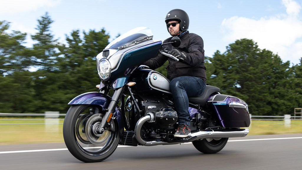 Τα επιβλητικά BMW R 18 και R 18 B σε περιμένουν να τα οδηγήσεις