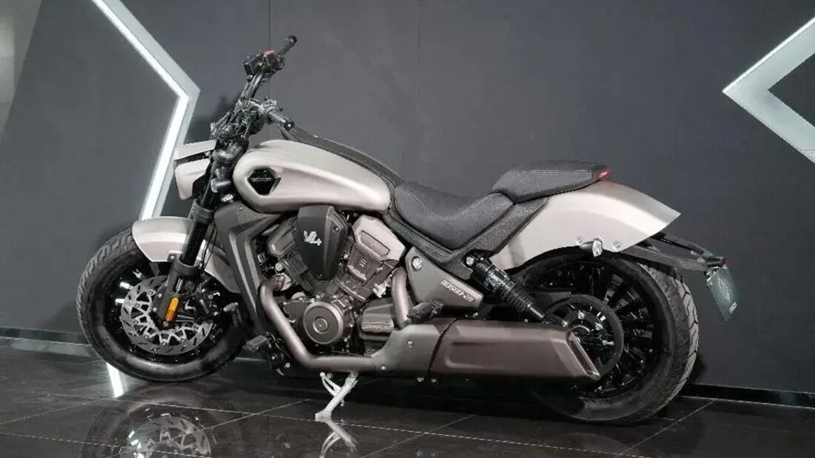 Benda Dark Flag: V4 κινητήρας και αερανάρτηση