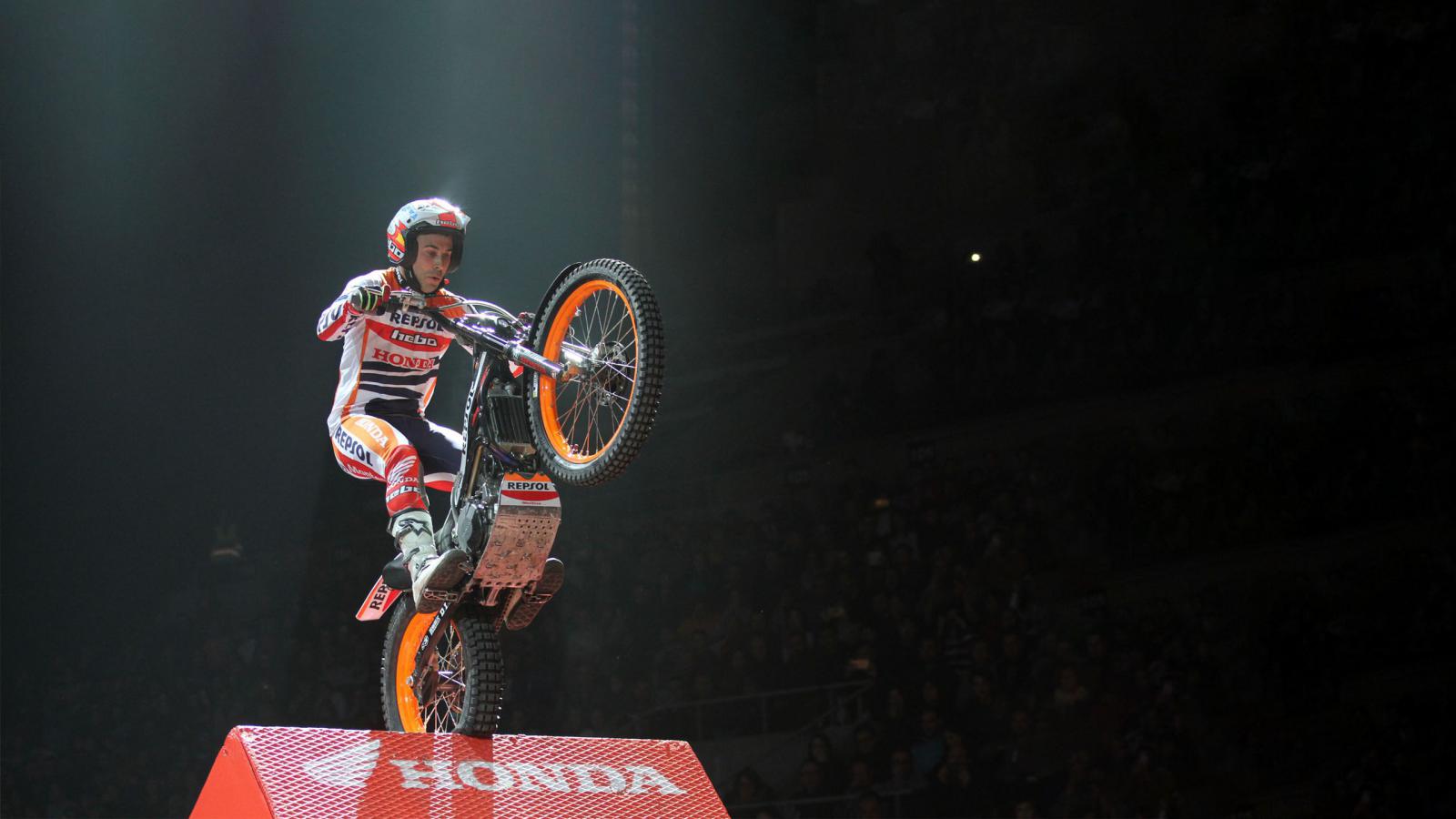 Ακροβατώντας σε μια...αλυσίδα! (Video)