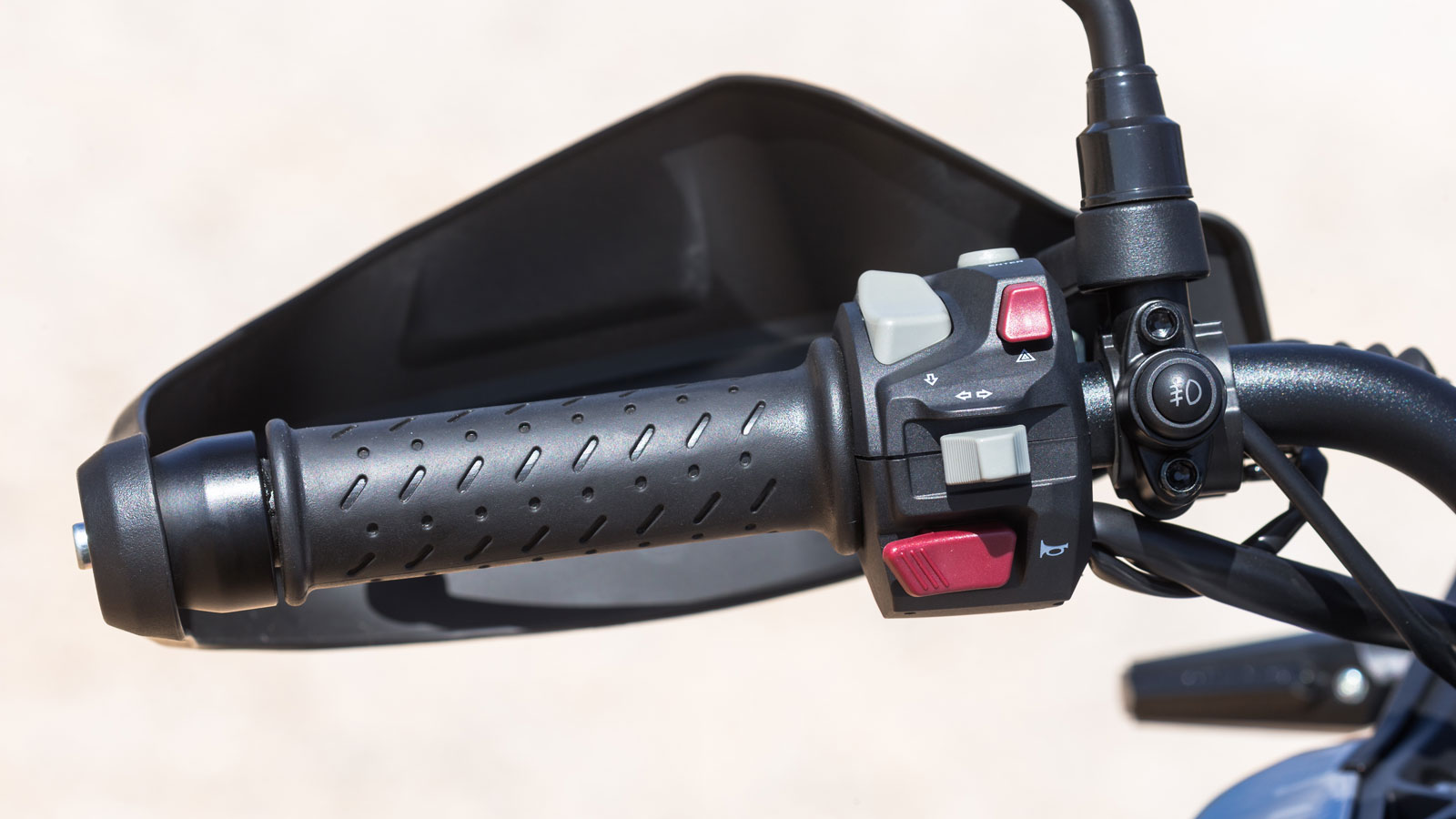 Οι προβολείς ομίχλης είναι στο βασικό εξοπλισμό και το κουμπί ενεργοποίησης βρίσκεται στο αριστερό γκριπ.